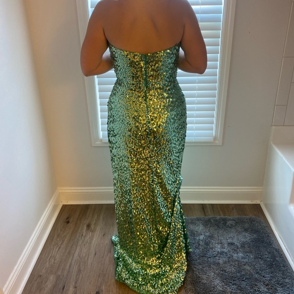 Beautiful green sequin dress. Lovely slit - Picture 3 of 4